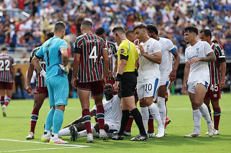 اعتراض كوليبالي ونجوم الهلال على الحكم داني ماكيلي